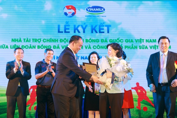 Vinamilk[-]tài[-]trợ[-]cho[-]Đội[-]tuyển[-]Bóng[-]đá[-]quốc[-]gia[-]Việt[-]Nam